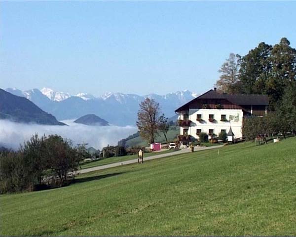 der Hof Mitterhirschberg mit Blick auf die oberösterreichischen Kalkalpen