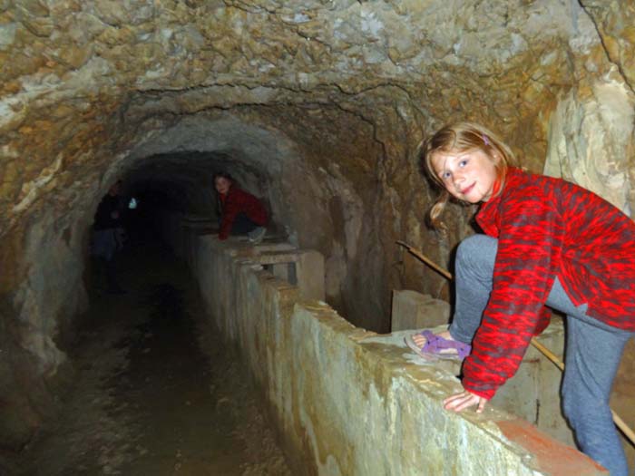 schon nach kurzer Zeit lässt ein Tunnel Ronja und Flori einen ungangbaren Steilabbruch überlisten