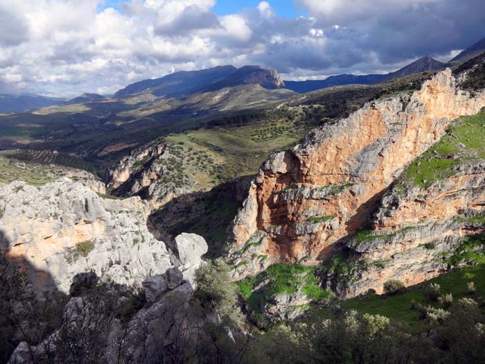 ... genießen wir einen überraschend wilden Tiefblick auf die Cañones