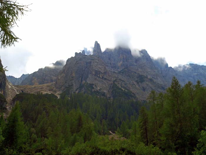 schon beim Zustieg wird bald klar, dass wir in eine verborgene Märchenwelt eindringen: der Lavanter Steinkarturm