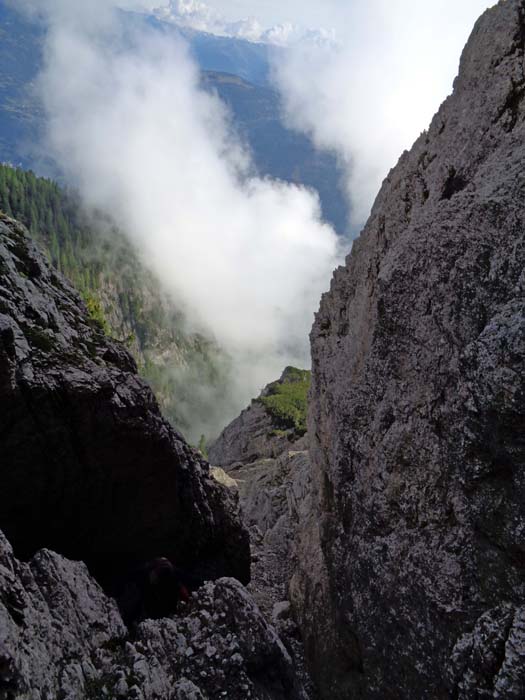 unsere Geröllschlucht verengt sich in der Mitte, hier kommt uns sogar eine kurze, übermannshohe 5er-Stelle in die Quere