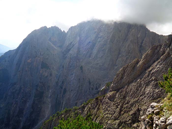 auf dem gesamten Grat hat man ständig die grandiose Hochstadel-Nordwand (s. Archiv Klettern) vor Augen