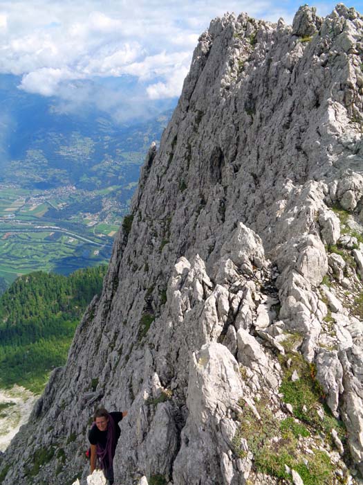 vor dem Gratabbruch klettert man gutgriffig ein Stück die Westwand hinunter (Farbpunkte)