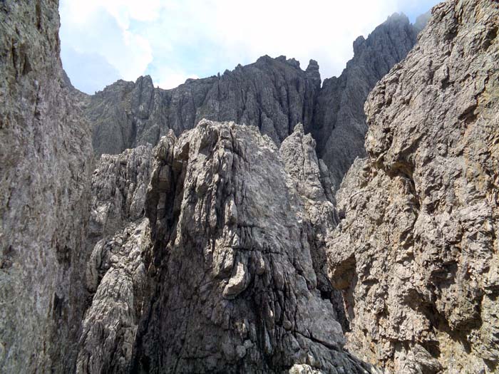 ... in ein Schartl zwischen dem Bergkörper und einem vorgebauten Turm