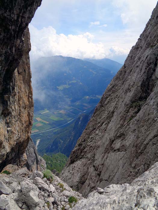 ... das am Beginn des weiterführenden Kolmgrats eingeschnittene Adlerwandschartl; Blick gegen Osten hinunter aufs Drautal (Kärntner Tor)