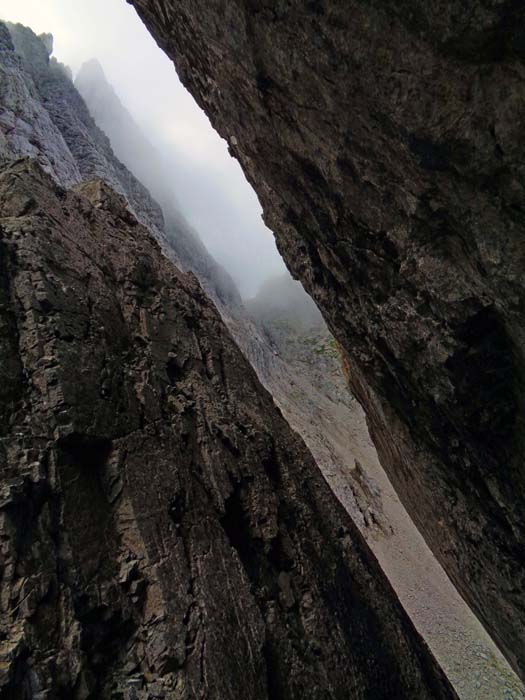 ... überdacht von einem überhängenden Schichtkopf