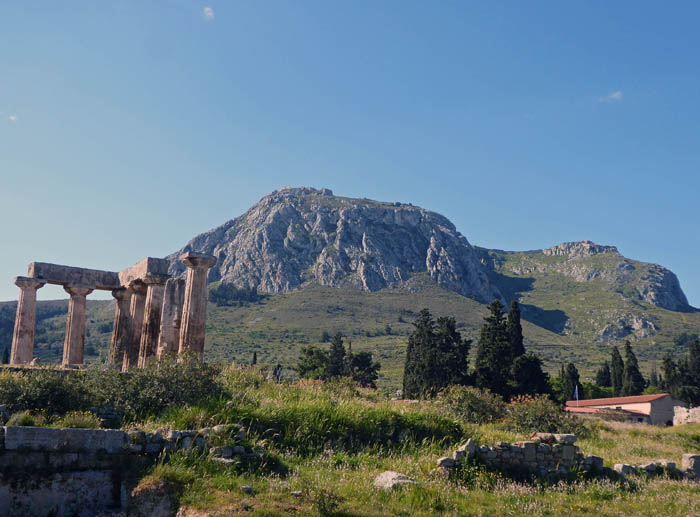 Blick vom Apollotempel in Altkorinth zur Bergfestung Akrokorinth