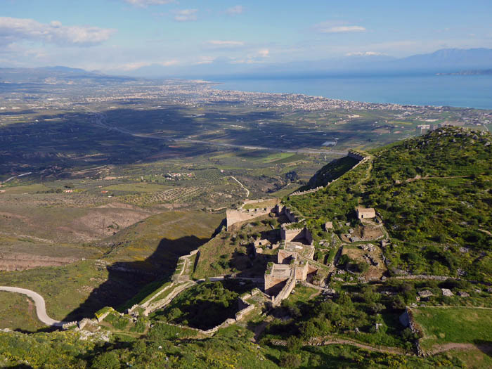 Tiefblick aufs dritte Tor und das Demetrioskirchlein, dahinter Golf von Korinth und Parnass