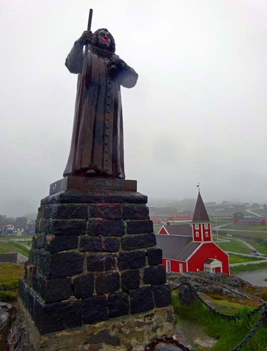 ... und das Denkmal Hans Egedes, des „Apostels der Grönländer“; er kam 1721 auf die Insel, mit ihm begann die dänische Kolonisation und die Stadtgeschichte Nuuks                       