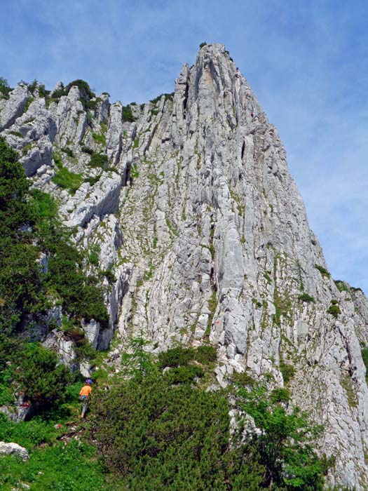 kurz vor dem Einstieg erkennt man an der mittleren Felsrippe einen roten Punkt - ...