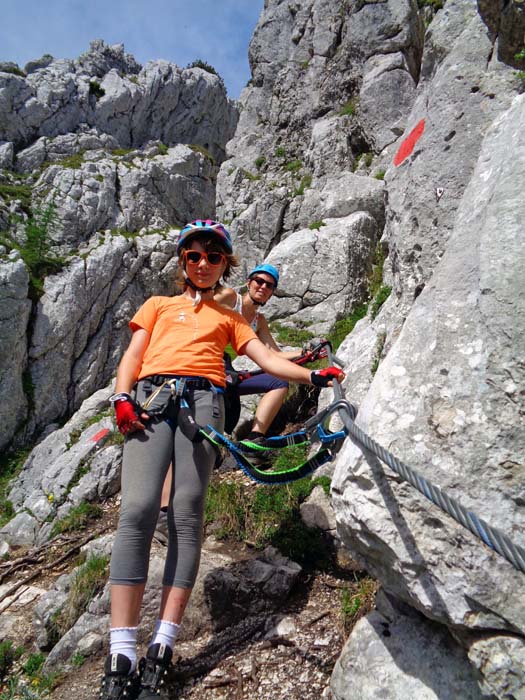 ... von ihm ziehen die Bohrhakenlaschen der Kletterroute gerade hinauf, während der Klettersteig wenige Meter absteigend ums Eck auf die Nordostseite wechselt