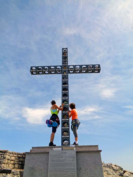 das imposante, symbolträchtige Europakreuz; Österreich an der Schnittstelle der Balken, die restlichen EU-Staaten gemäß der tatsächlichen Entfernung ihrer Hauptstädte vom Alberfeldkogel angeordnet