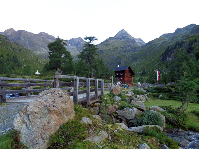 frühmorgens bei der Lienzer Hütte, im NW der markante Glödis