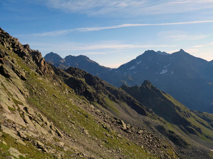 Blick vom Aufstieg zur Scharte gegen NO über die Mirnitzschneid zur Gößnitzscharte; links Roter Knopf, rechts Klammerköpfe und Keeskopf