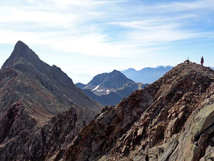 ... und schon bald stehen wir auf dem Gipfel der Gr. Mirnitzspitze, die Alkuser Rotspitze erscheint als elegantes Horn