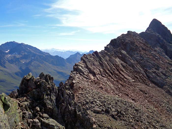 in der Scharte hinter einer Gruppe von scharfen Zacken beginnt der eigentliche NW-Grat der Alkuser Rotspitze