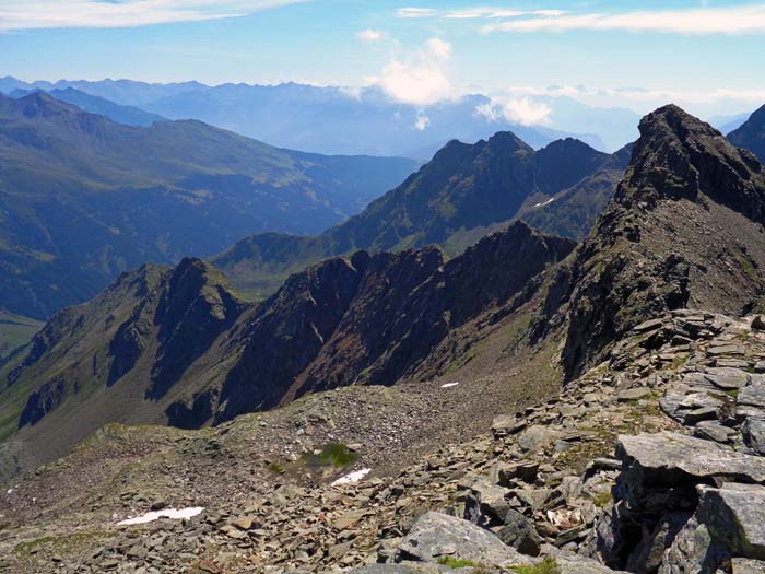 von der Kl. Rotspitze ist ein wegloser Direktabstieg zum Lienzer Höhenweg möglich (dem Weiterweg am Grat aber nicht vorzuziehen, an der Terrassenkante rechts halten); in Bildmitte der Grünleitengrat (Erstbegehung durch Lieselotte Buchenauer), dahinter die Sattelköpfe mit dem schönen Schleinitz-Klettersteig (s. Archiv)