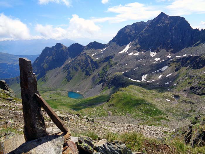 ... das Gipfelhorn des Trelebitschkopf ersteigen lässt; gegen SSO unser Abstieg zum Trelebitschsee, darüber Sattelköpfe und Schleinitz (über den gesamten Grat führt der erwähnte Klettersteig)