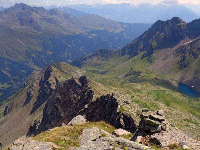 unter uns im SO der Grünleitengrat, überm Debanttal der Auslauf der Schobergruppe vom Seichenkopf (links) bis zum Straßboden, rechts hinten in den Wolken die Kreuzeckgruppe