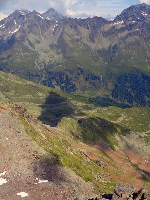 im NO von links nach rechts Klammerköpfe, Keeskopf, Hornkopf, Weißwandspitzen, Perschitzkopf und Petzeck, höchster Gipfel der Schobergruppe