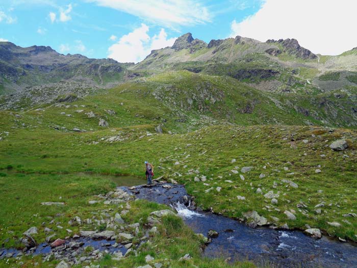 ... entlang des gleichnamigen Bachs langsam an Höhe abbaut; Rückblick auf den Grünleitengrat des kecken Trelebitschkopf