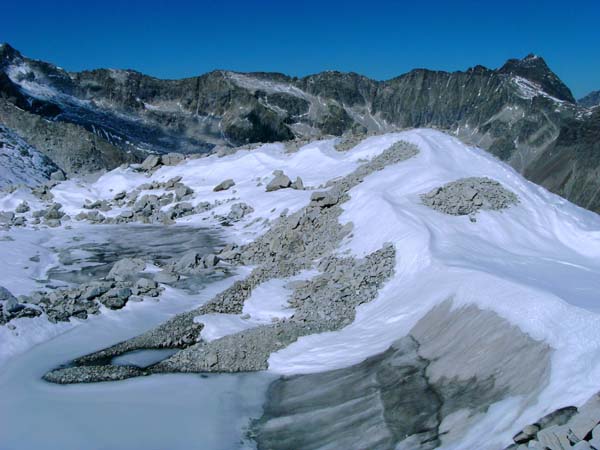 die lauschige Idylle ist arktischem Ambiente gewichen; den Horizont bildet die Patscher Schneid zwischen Hochgall (links außerhalb des Bildes) und Lenkstein