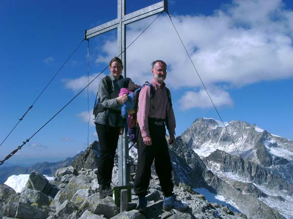 am Gipfelkreuz; rechts der Hochgall mit seiner Ostrinne, durch welche der Normalweg von der Barmer Hütte führt