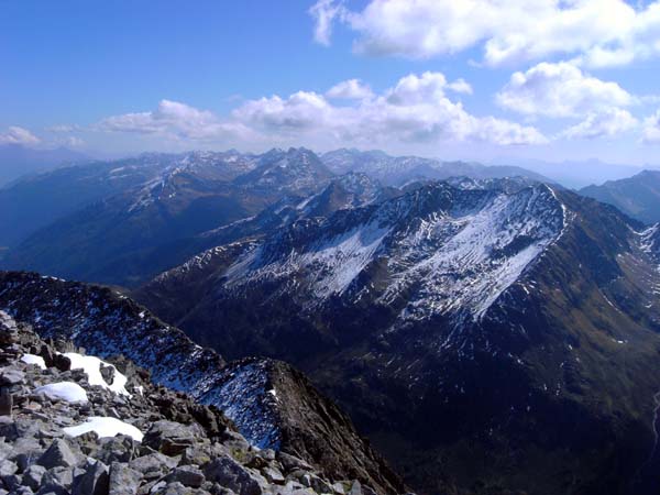 in osö. Richtung die Deferegger Alpen (Villgratner Berge) mit dem Deferegger Pfannhorn im Vordergrund