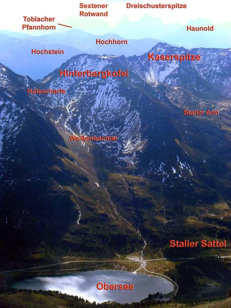 im S die Villgratner Berge bis hin zu den Sextener Dolomiten im Mittagsdunst