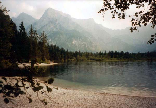 der wunderschön gelegene Almsee ist für sich allein schon einen Besuch wert: der höchste Gipfel links ist der Zwölferkogel