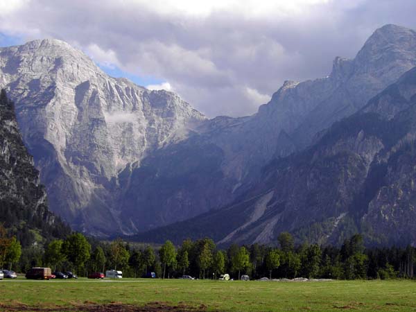 der eindrucksvolle Talschluss der Röll mit den Wänden von Rotgschirr (li), Neuner-, Zehner- und Elferkogel; in Bezug auf die Erschließung neuer Kletterrouten zwischen 2000 und 2010 unsere Hauptbaustelle