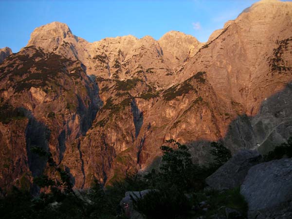 ... ganz hinten riegeln die Wände der Hochplattenkögel und des Rotgschirr den Talschluss hermetisch ab