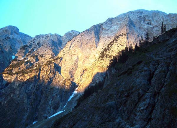 das Rotgschirr mit seiner halb verdeckten NW-Wand im Abendlicht, ...