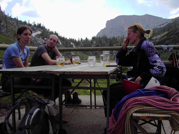 auf der Terrasse der Pühringer Hütte, einem gastlichen Stützpunkt für Wanderer und Kletterer