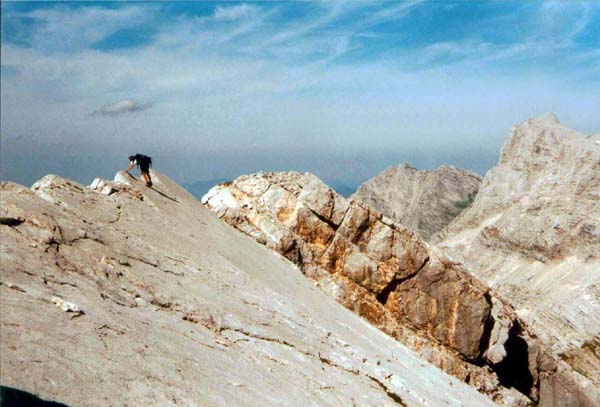 am Rotgschirr Ostgrat, ganz rechts der Schermberg; dieser unübliche Aufstieg aus der Hetzau  durchs Büchsenkar und den Hetzaugraben ist lang und abwechslungsreich