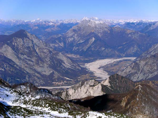 in Bildmitte der Monte Amariana vom Monte Chiampon aus gesehen (SO); dahinter am Horizont der höchste Berg des Karnischen Hauptkammes, die Hohe Warte