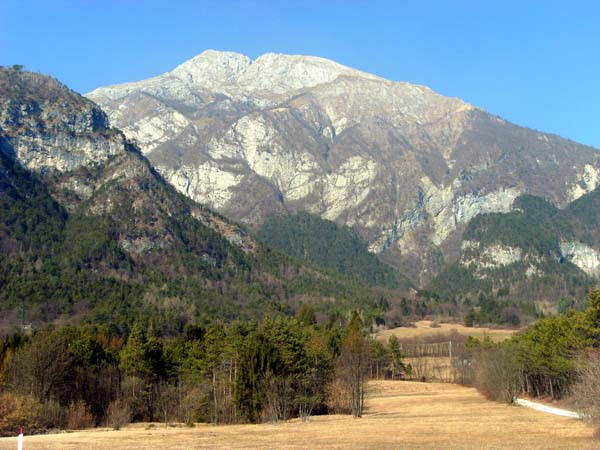 unser Berg von S; durch die spaltende Gipfelschlucht führt der Klettersteig