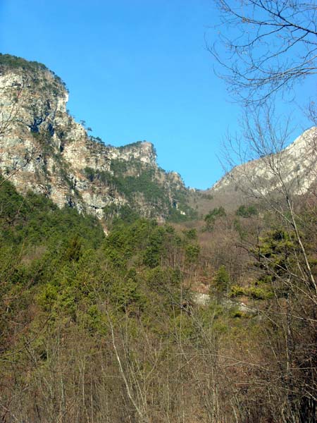 durch ein grünes Hochtal führt die Bergstraße nach NW über 700 Hm hinauf zum Ausgangspunkt