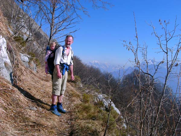 auf angenehmen Bändern geht es nach O in Falllinie des Gipfels; dahinter die Julischen Alpen