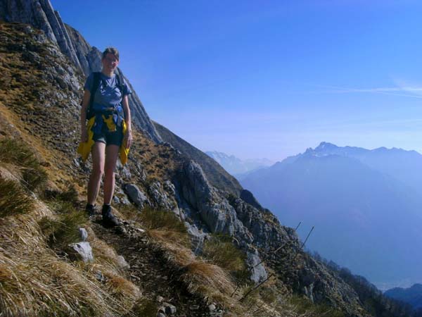 durch steilere Schrofenwiesen steigen wir empor zum Fuß der Gipfelwände