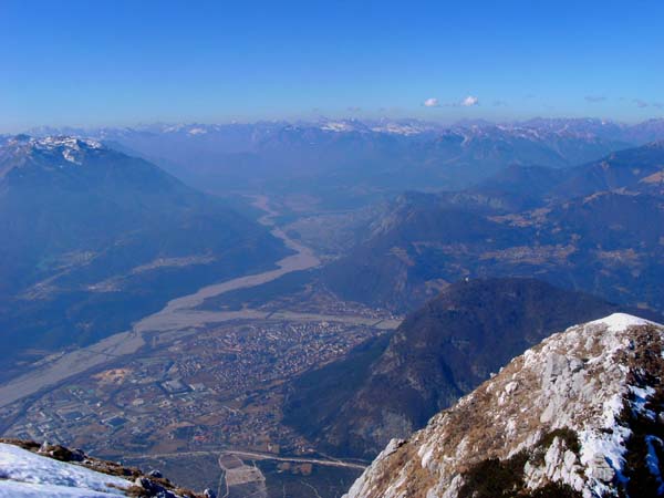 im W die Dächer von Tolmezzo, der Oberlauf des Tagliamento und die Dolomiten