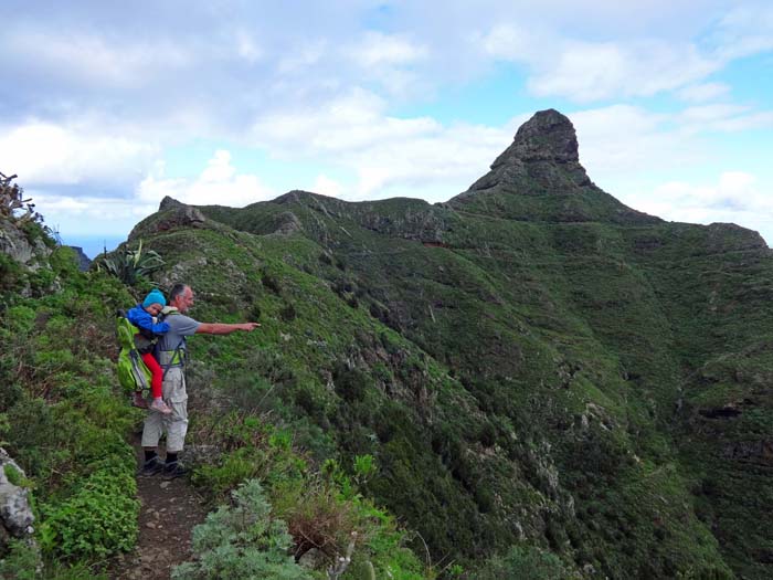 der Kamm in Richtung N zum „Matterhorn Teneriffas“ wird ständig schmäler ...