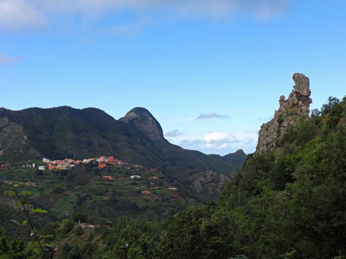 zurück im Ort beginnt die Querung auf altem Verbindungsweg durch Terrassenfelder zum nächsten Dorf: Las Carboneras