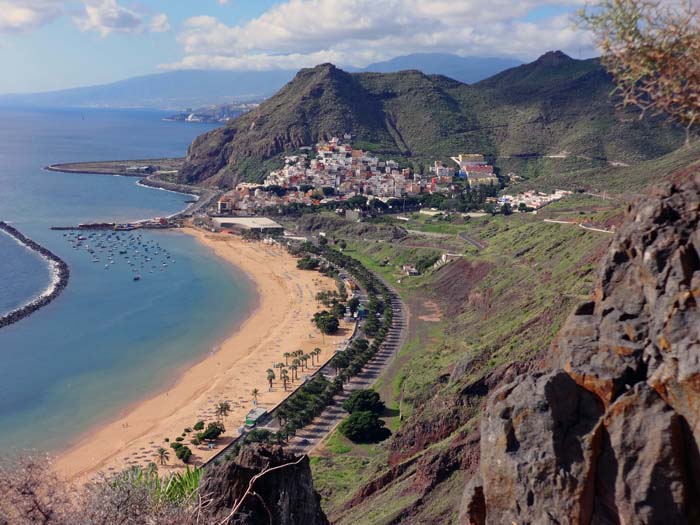 ... kann man per Boot wieder in die Zivilisation eintauchen: Playa de las Teresitas bei San Andrés, einem Vorort der Hauptstadt Santa Cruz