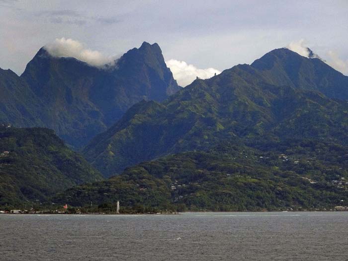 das höchste Ziel auf Tahiti ist der 2241 m hohe Orohena, der aus dem Ururoatal erstiegen wird (links hinterm Leuchtturm der Pointe Venus); sein wolkenverhangener Trabant ist der Pitu Iti