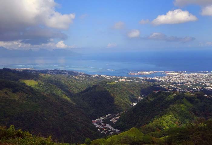 von der Auffahrt zum Belvedere bietet sich ein schöner Blick auf Papeete, der Hauptstadt Französisch Polynesiens; links hinten erkennt man noch die Umrisse Mooreas