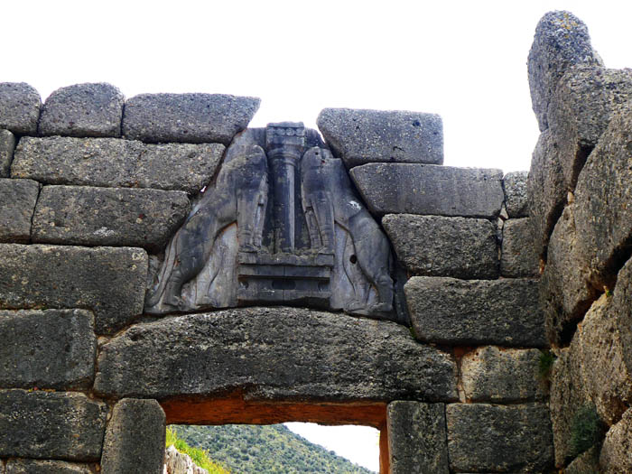 das tonnenschwere, weltberühmte Löwentor in der gewaltigen Zyklopenmauer am Aufgang zur Burg