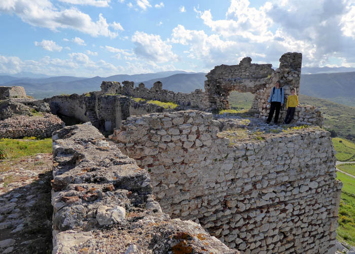 in ihrer heutigen Form wurde sie im 10. Jahrhundert auf antiken Fundamenten von den Byzantinern erbaut und in allen folgenden Epochen erweitert; von ihren ungesicherten Mauern ...