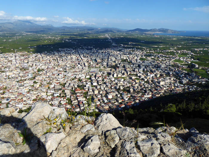 ... hat man einen schönen Tiefblick auf Argos (namensgebend für die Argolis) bis hin zum Golf von Nafplion