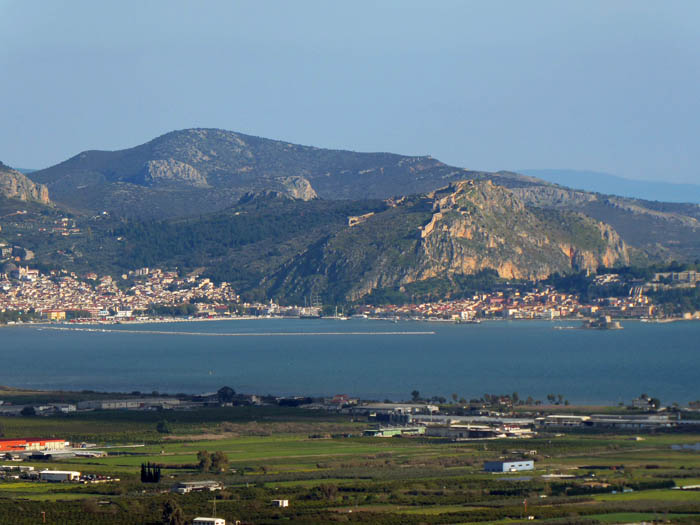 nur wenige Kilometer weiter erreichen wir ein Traumziel für Reisende aus aller Welt: Nafplion an der inneren Fingerwurzel der Argolis; die malerische Altstadt wird gleich von zwei Festungsanlagen gekrönt